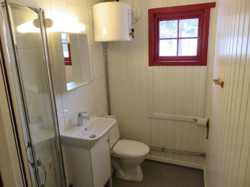 Two-Bedroom Cottage with Shower image 2