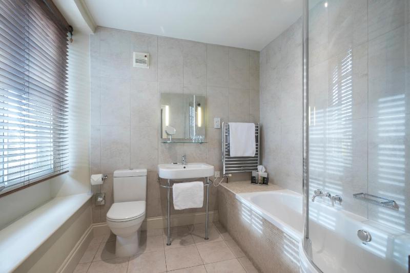Standard King Room image 4