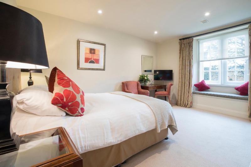 Standard King Room image 1