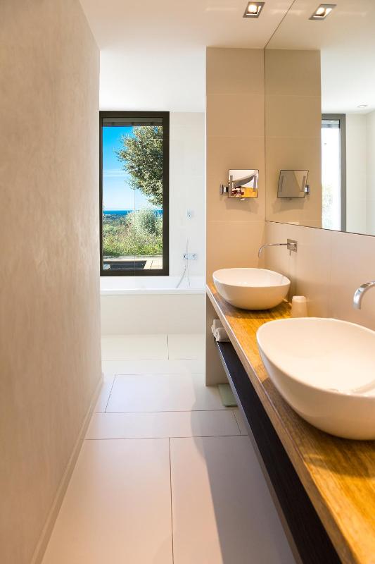 Deluxe Suite with Private Pool and Sea View image 3