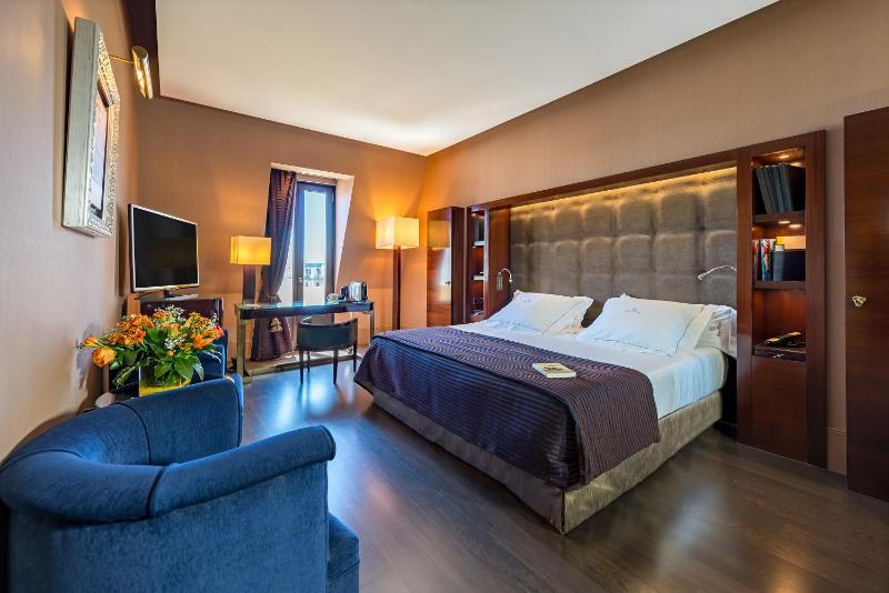 Deluxe Double or Twin Room image 3