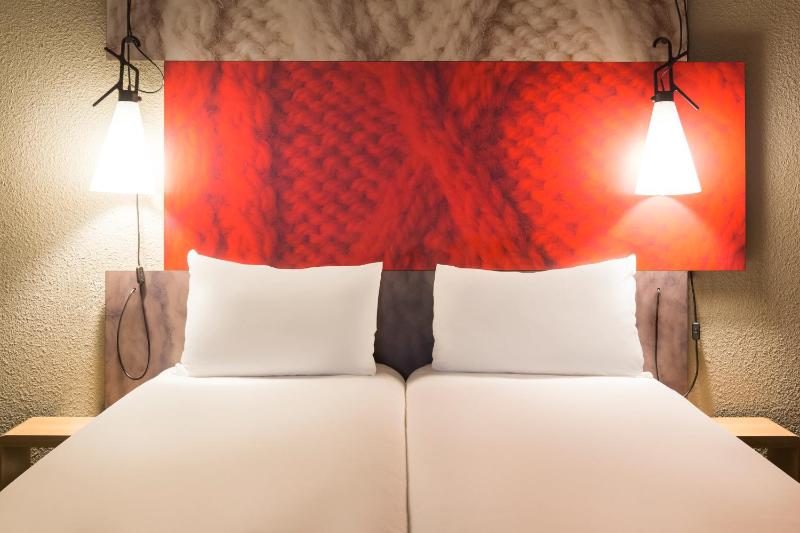 Standard Twin Room image 2