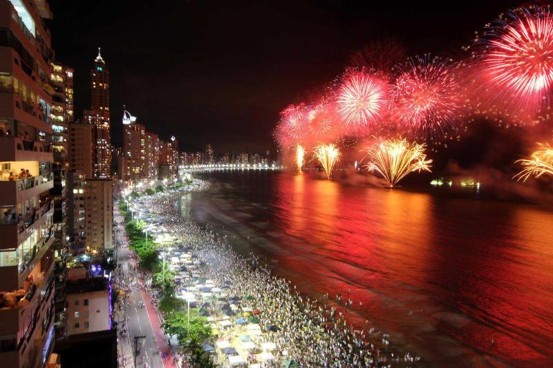 INCRÍVEL Ap a 100m do MAR com Ar e Wi-Fi - image 16