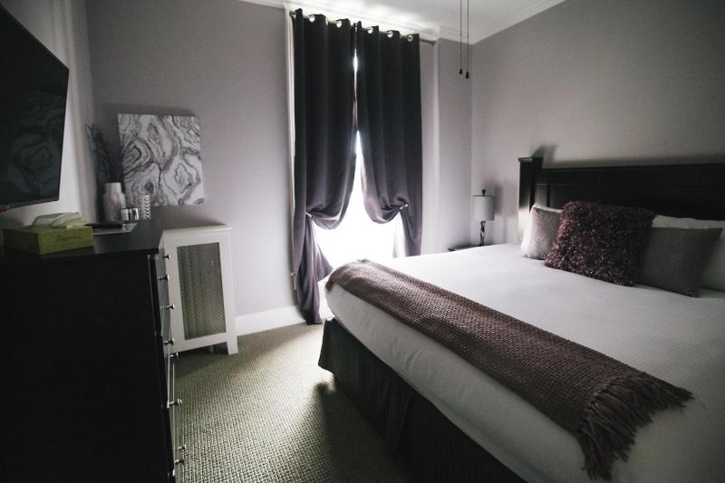 Deluxe King Suite image 2