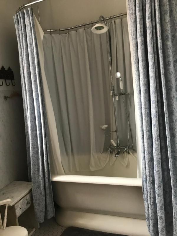 Deluxe Double Room with Bath image 3