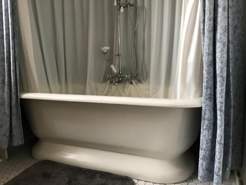 Deluxe Double Room with Bath image 2