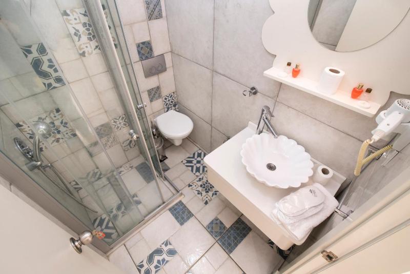 Deluxe Double Room with Sea View image 3