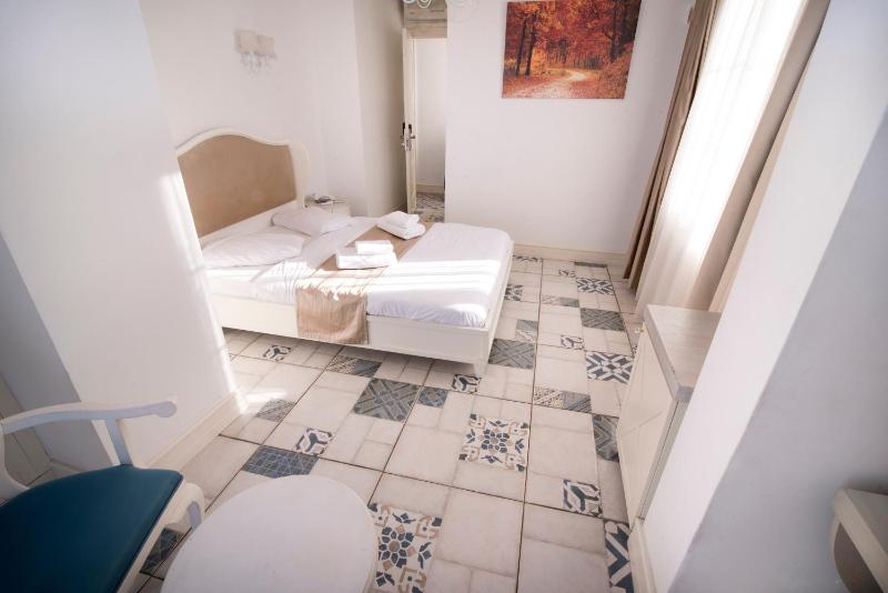 Deluxe Double Room with Sea View image 2