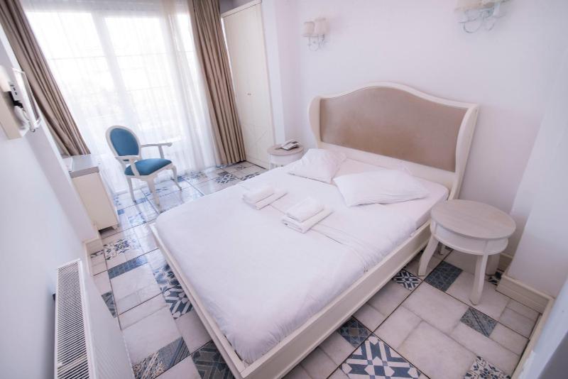 Deluxe Double Room image 3