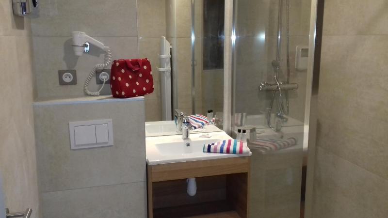 Twin Room image 4