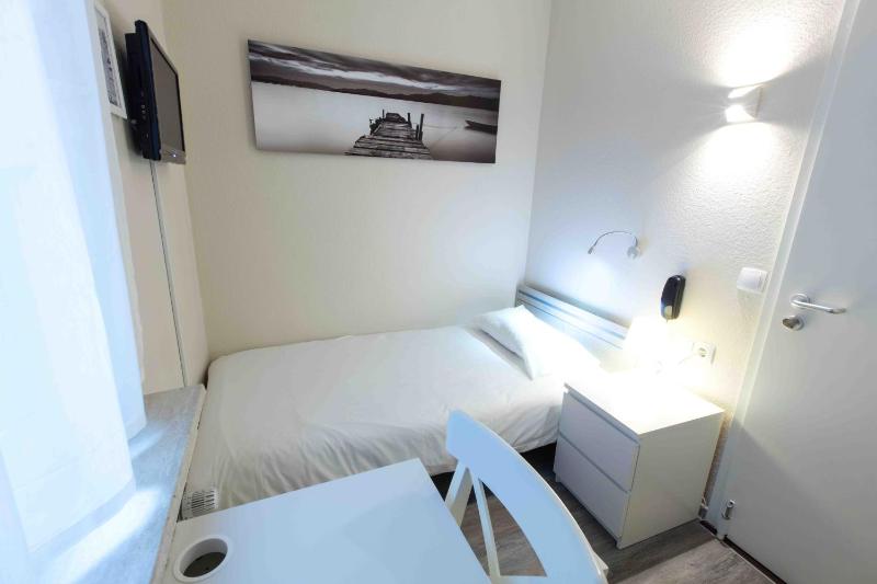 Small Single Room image 3