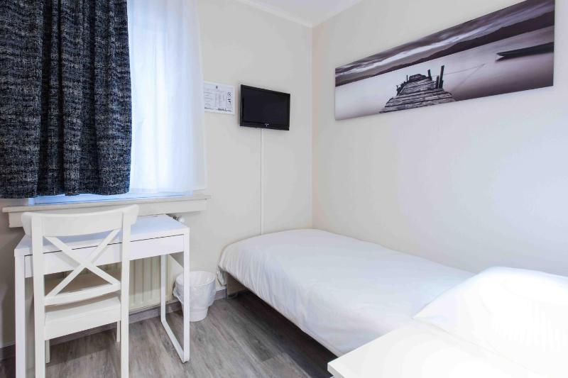 Small Single Room image 4