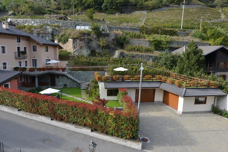 Six-Bedroom House image 3