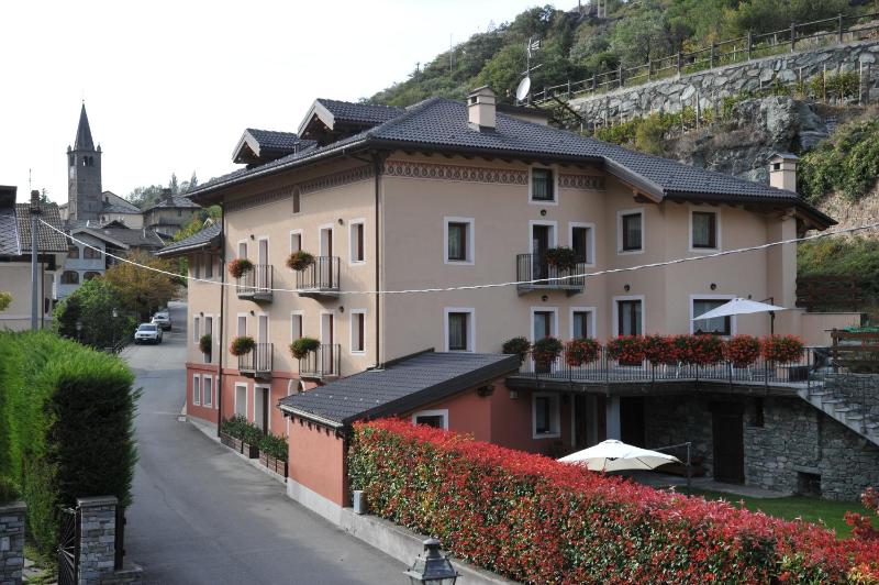 Six-Bedroom House image 2