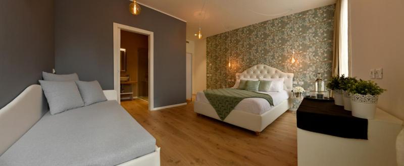 Double Room with Balcony image 3