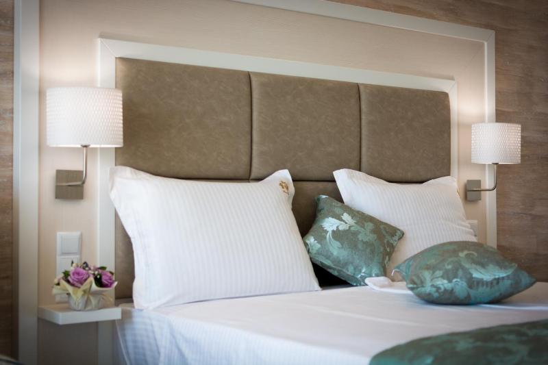 Double Room with Balcony (2 Adults + 1 Child) image 3