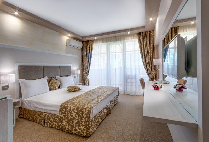 Double Room with Balcony image 3
