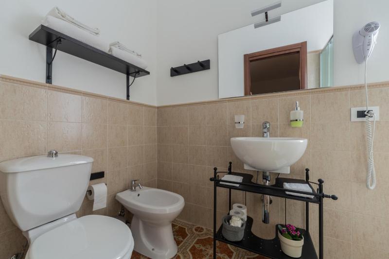 Quadruple Room with Balcony image 4