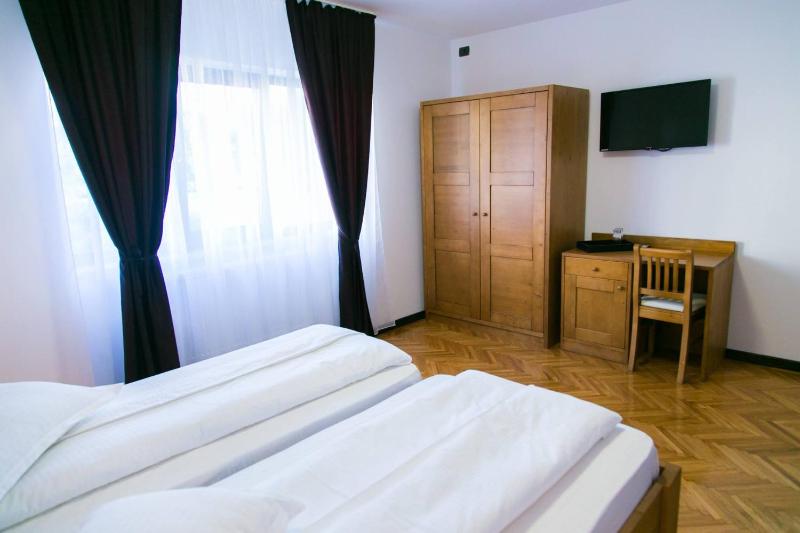 Twin Room image 2