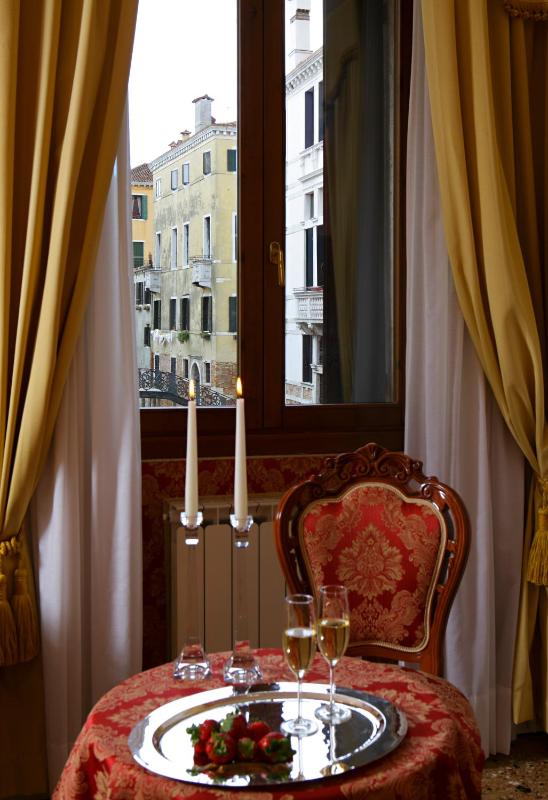 Double Room with Canal View image 3