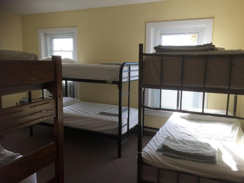 8-Bed Mixed Dormitory Room image 3