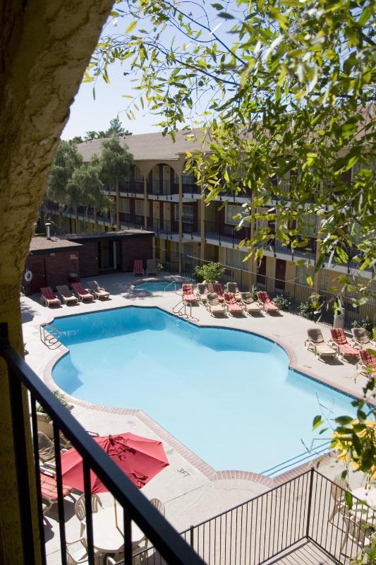 Queen Room with Two Queen Beds - Pool View image 2