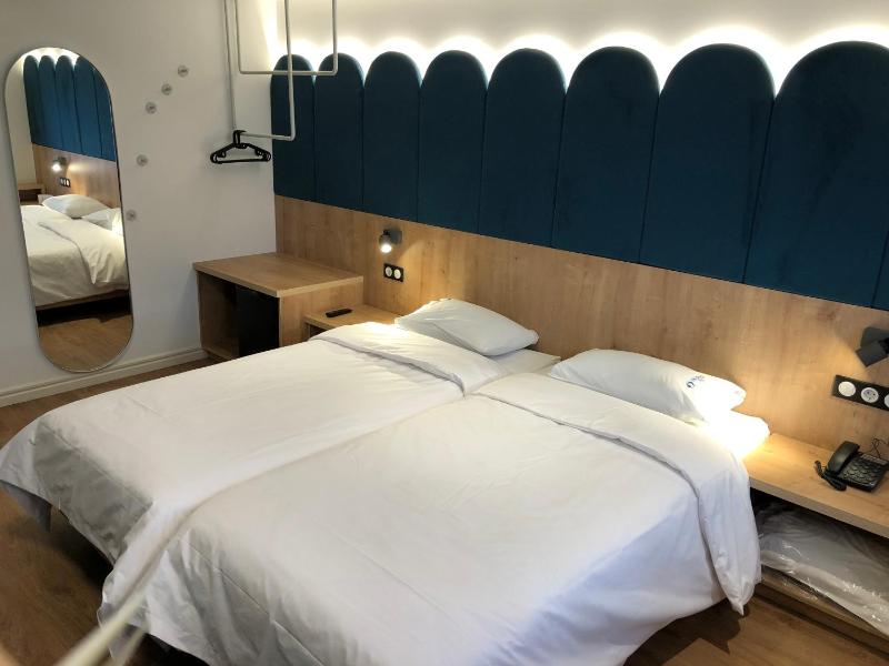 Executive Twin Room image 4