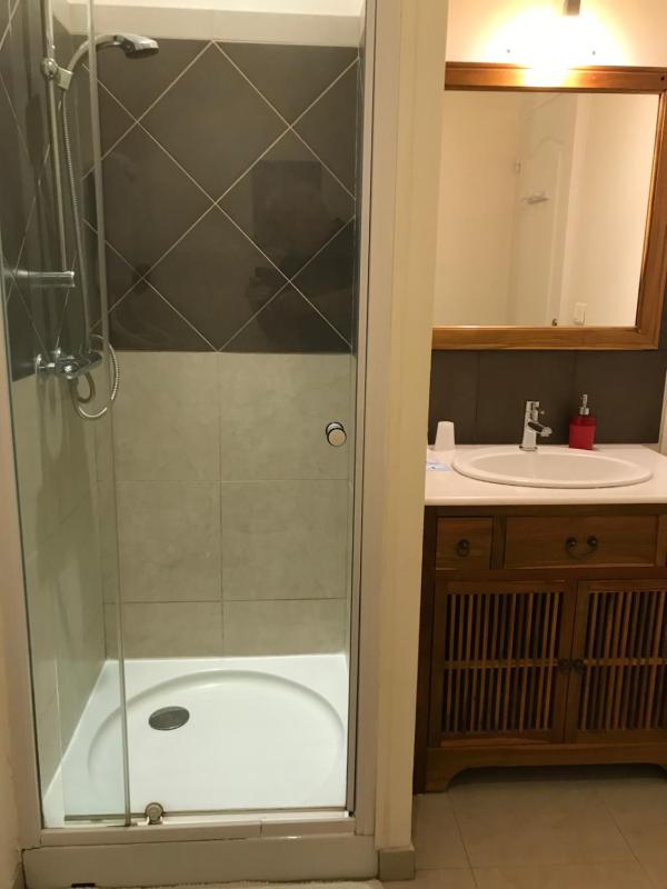 Twin Room with Bathroom image 4
