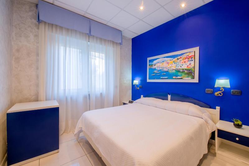 Twin Room with Private Bathroom image 3
