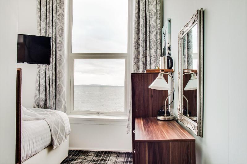 Single Room with Sea View image 1