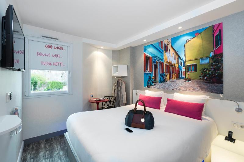 Standard Double Room image 3