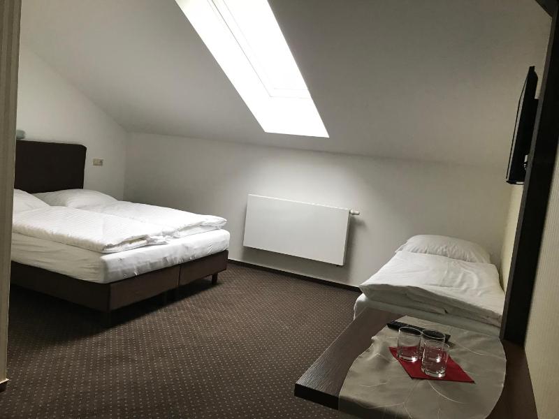 Standard Triple Room image 4