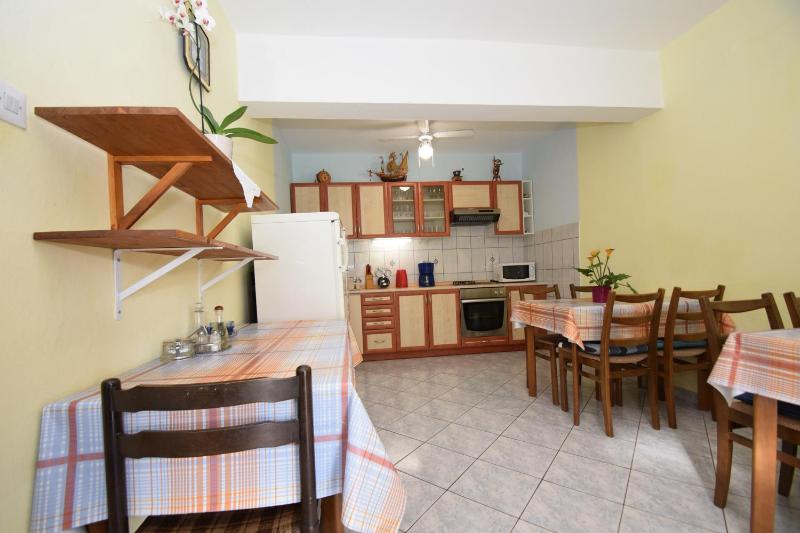 Triple Room with Private Bathroom and Balcony image 3