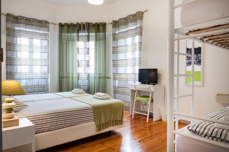 Quadruple Room with Shared Bathroom image 2