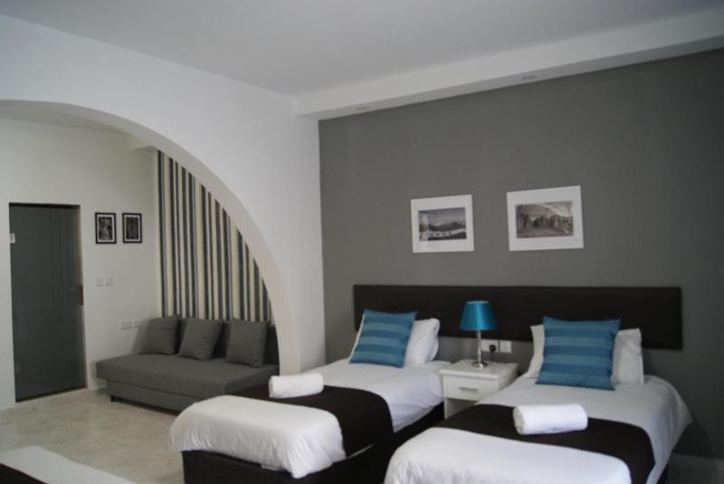 Deluxe Family Room image 4