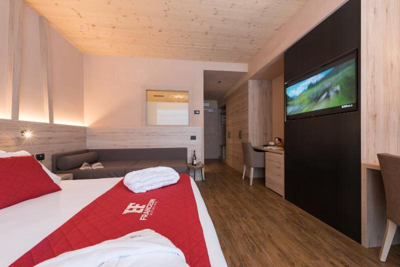 Deluxe Triple Room image 2