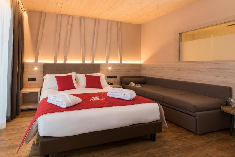 Deluxe Triple Room image 1