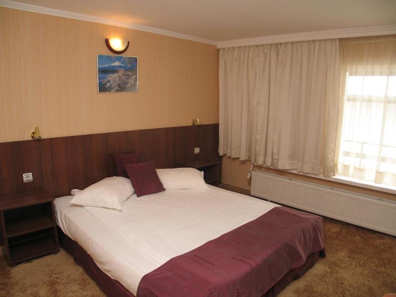 Triple Room with Balcony image 2