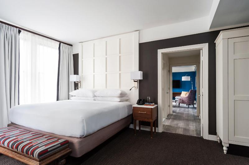 Roomy King Suite image 3