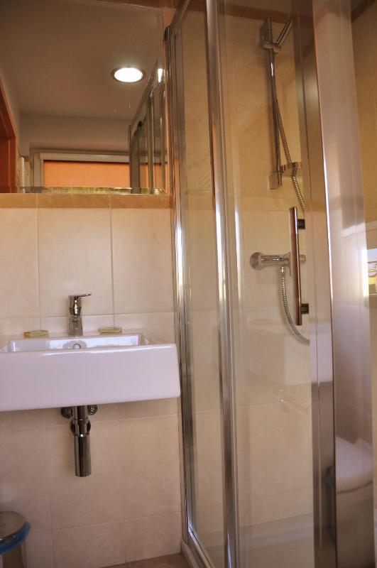 Twin Room image 2