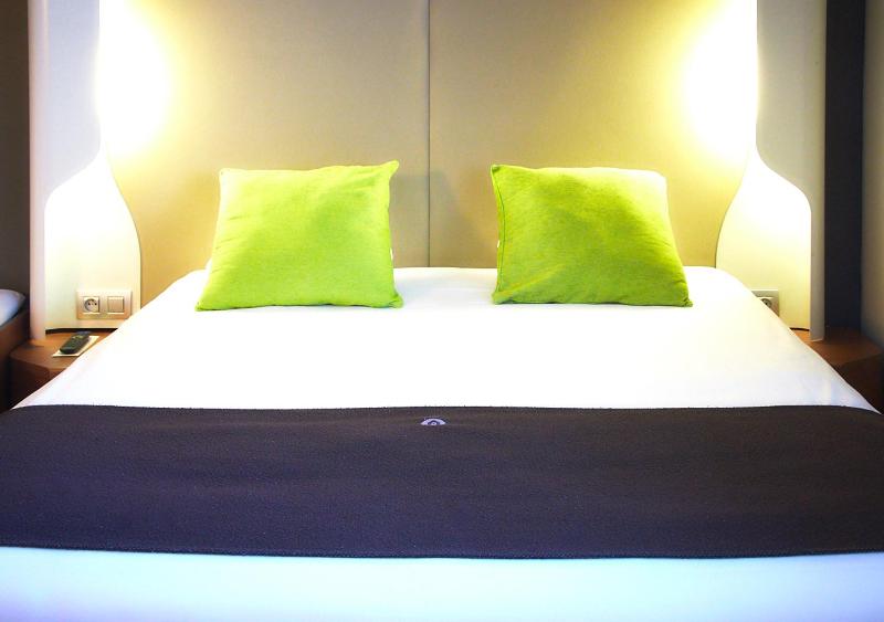 1 Double Bed 2 Single Beds - Room Next Generation image 4