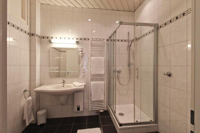 Deluxe Twin Room image 4