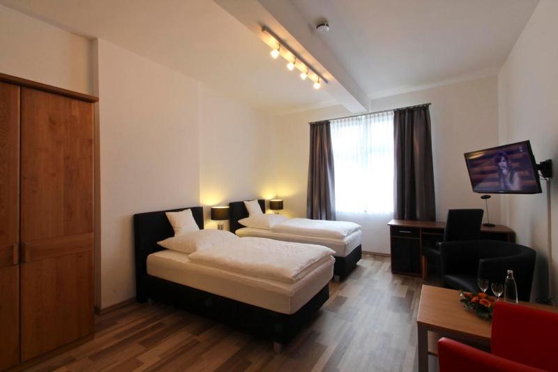 Deluxe Twin Room image 3