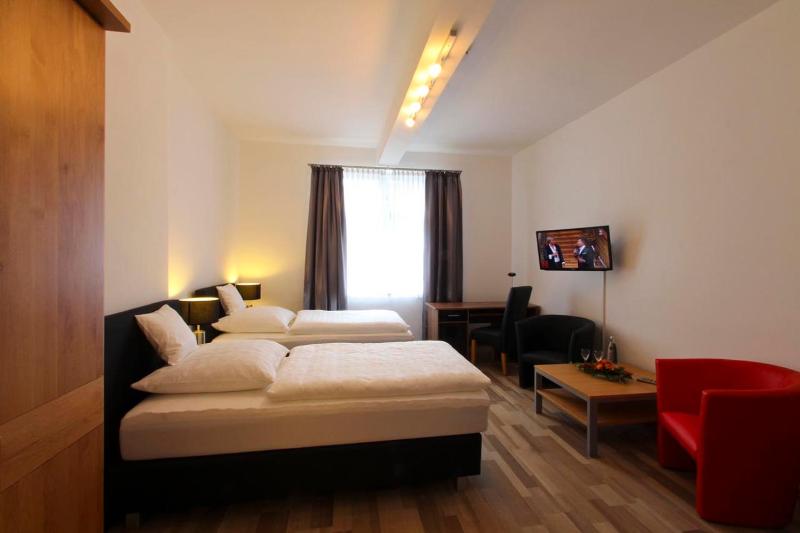 Deluxe Twin Room image 2