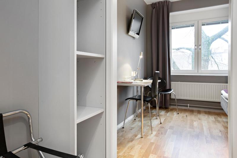 Standard Twin Room with Walk-In Shower - Disability Access image 2