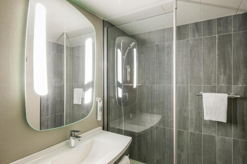 Standard Twin Room image 3