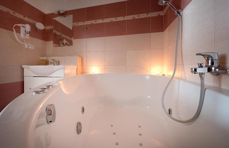 King Suite with Spa Bath image 2