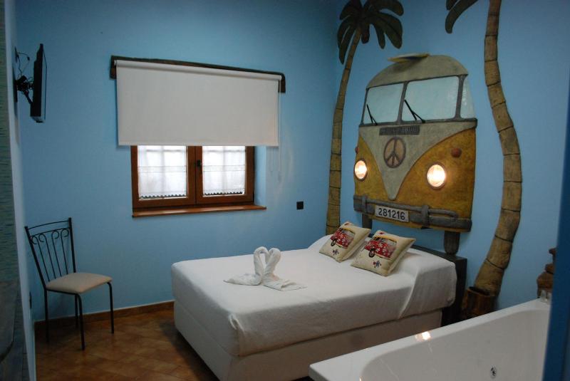 Deluxe Double Room with Bath image 3