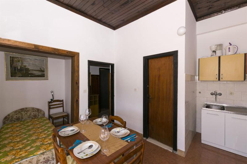 One-Bedroom Apartment image 4
