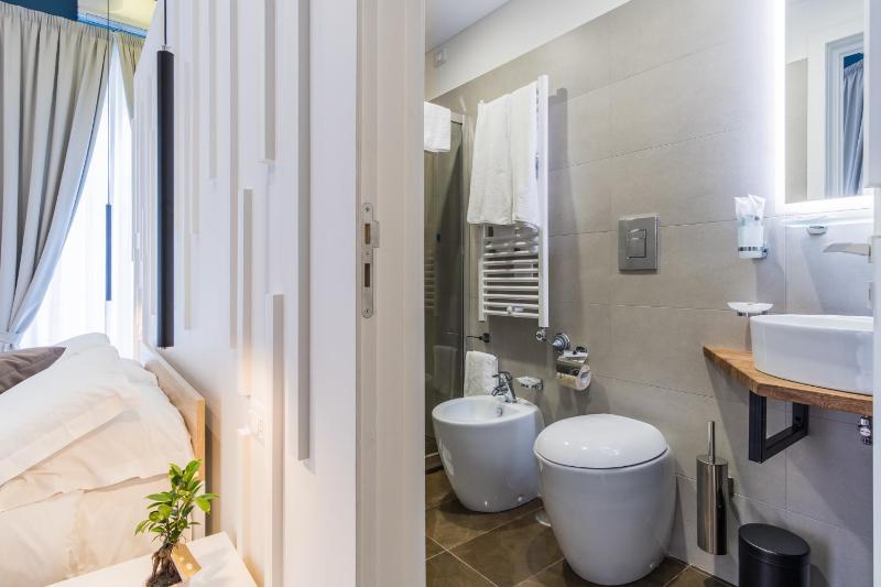 Deluxe Double Room with Balcony image 3